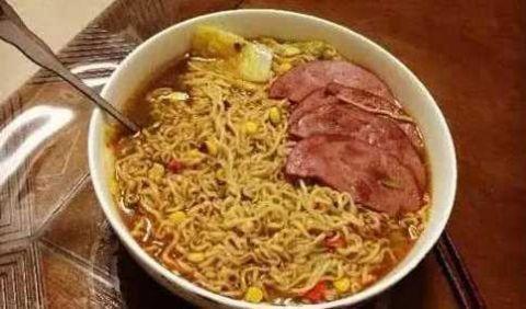 歪瓜解说吃泡面,泡面美食之旅，揭秘泡面背后的故事