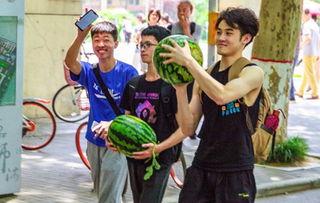 云南高校视频吃瓜,学生吃瓜成网红现象